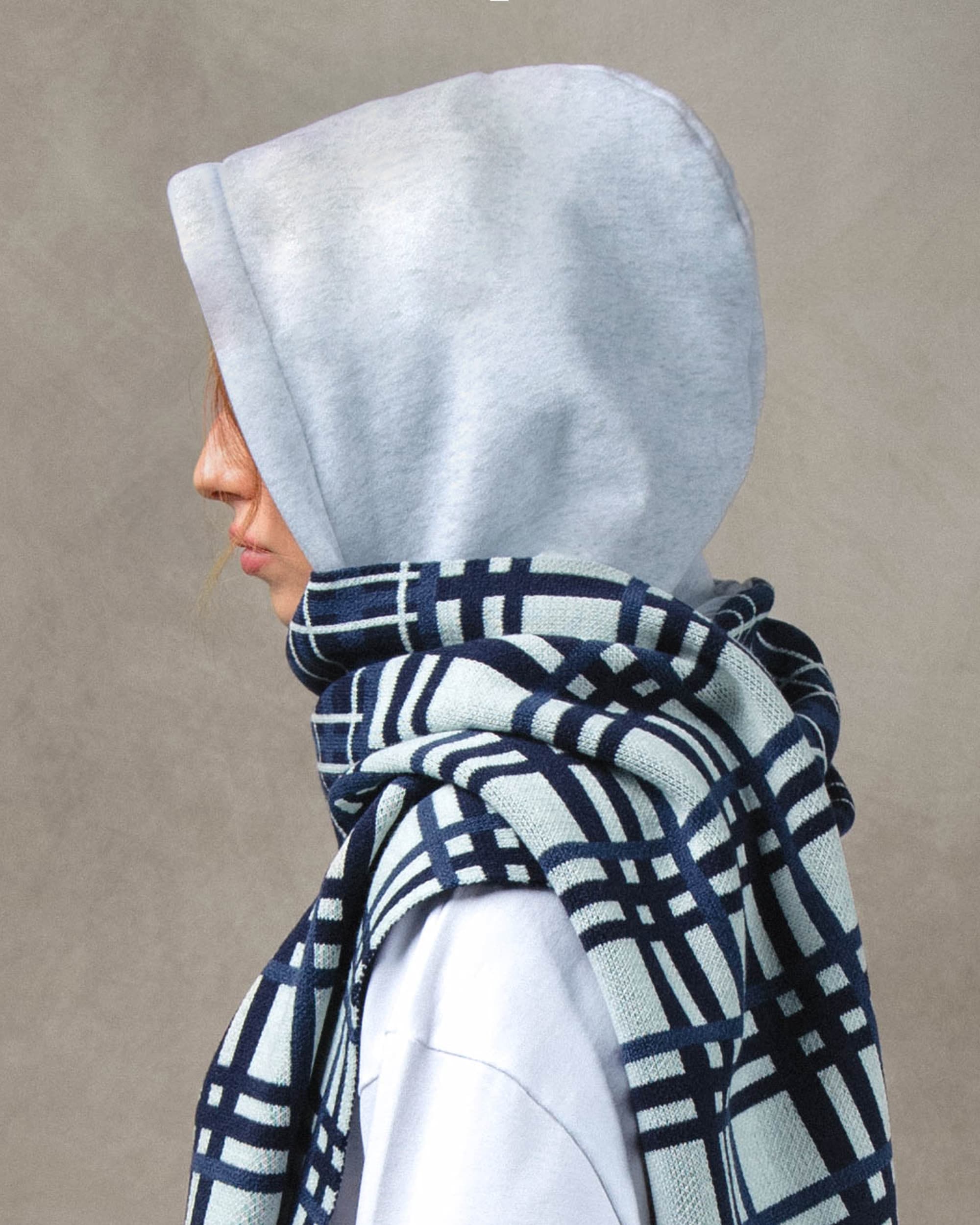 Écharpe capuche tartan bleu détail motif carreaux