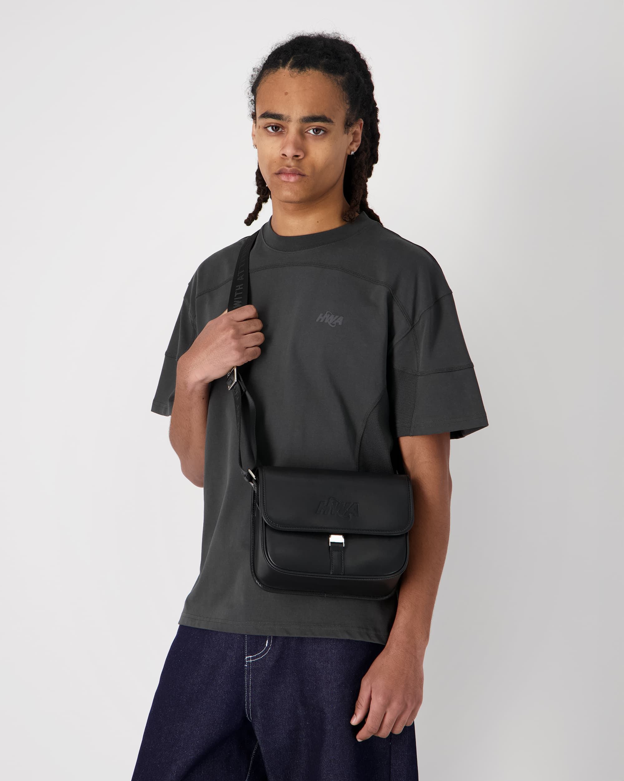 Iconic V2 Messenger Bag - Black