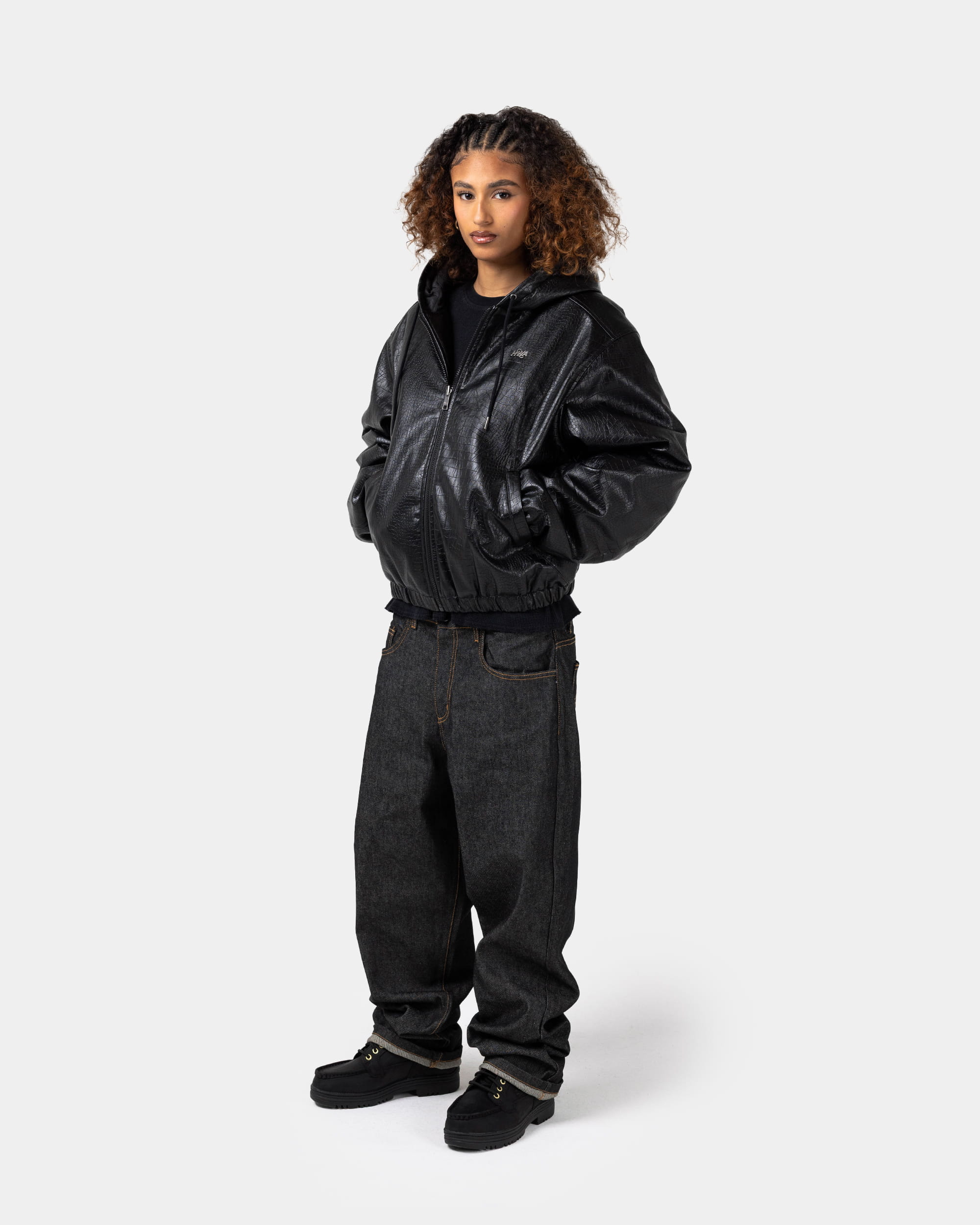 Blouson noir à capuche effet crocodile