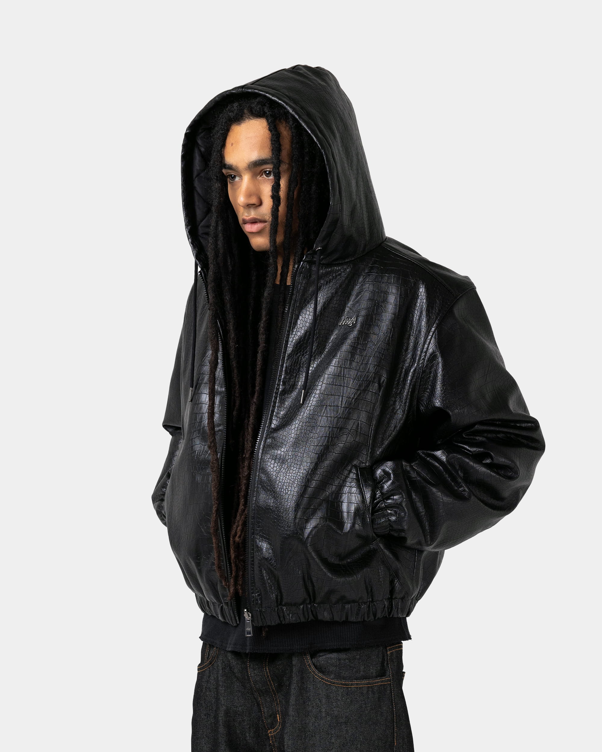 Blouson noir à capuche effet crocodile