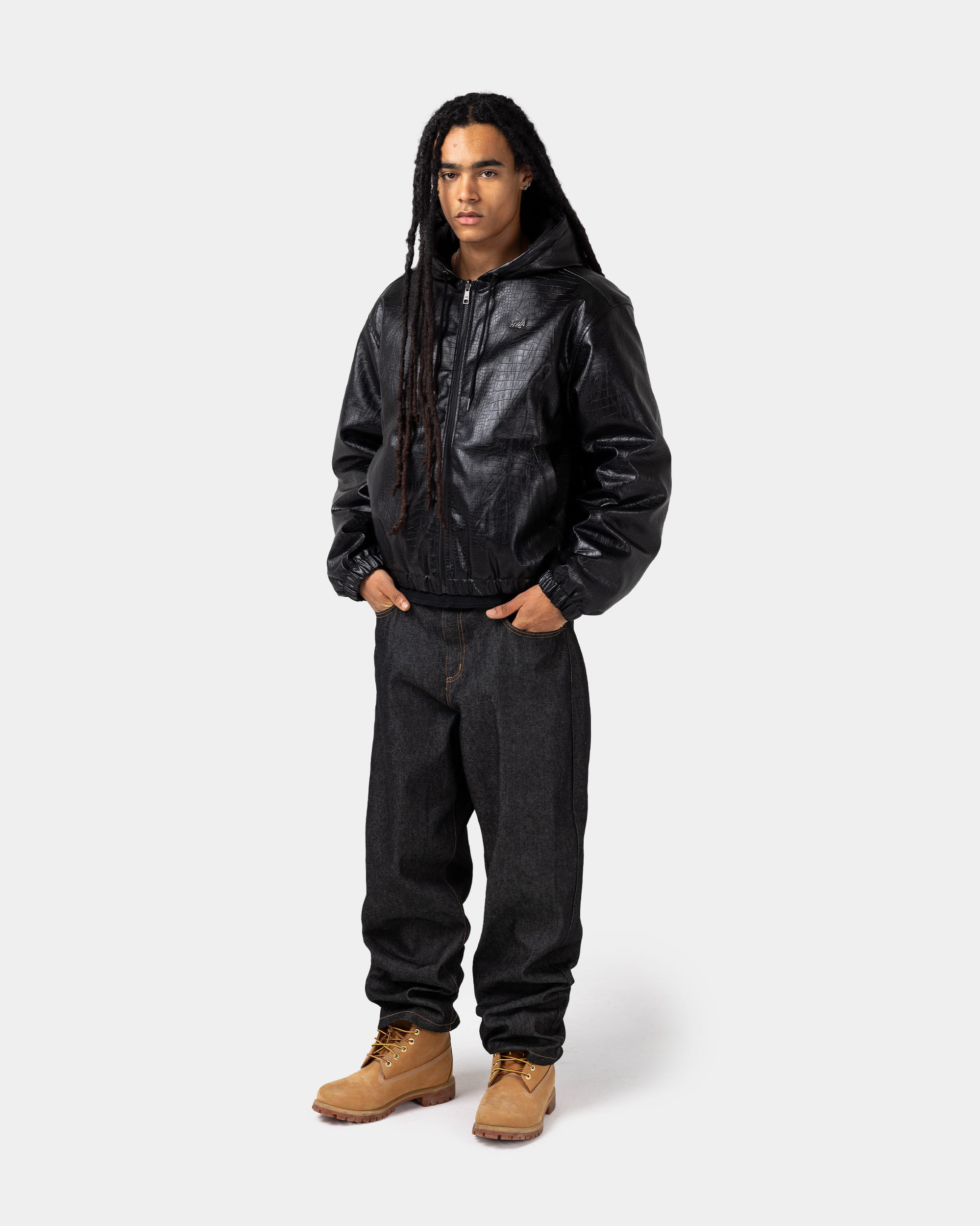 Blouson noir à capuche effet crocodile