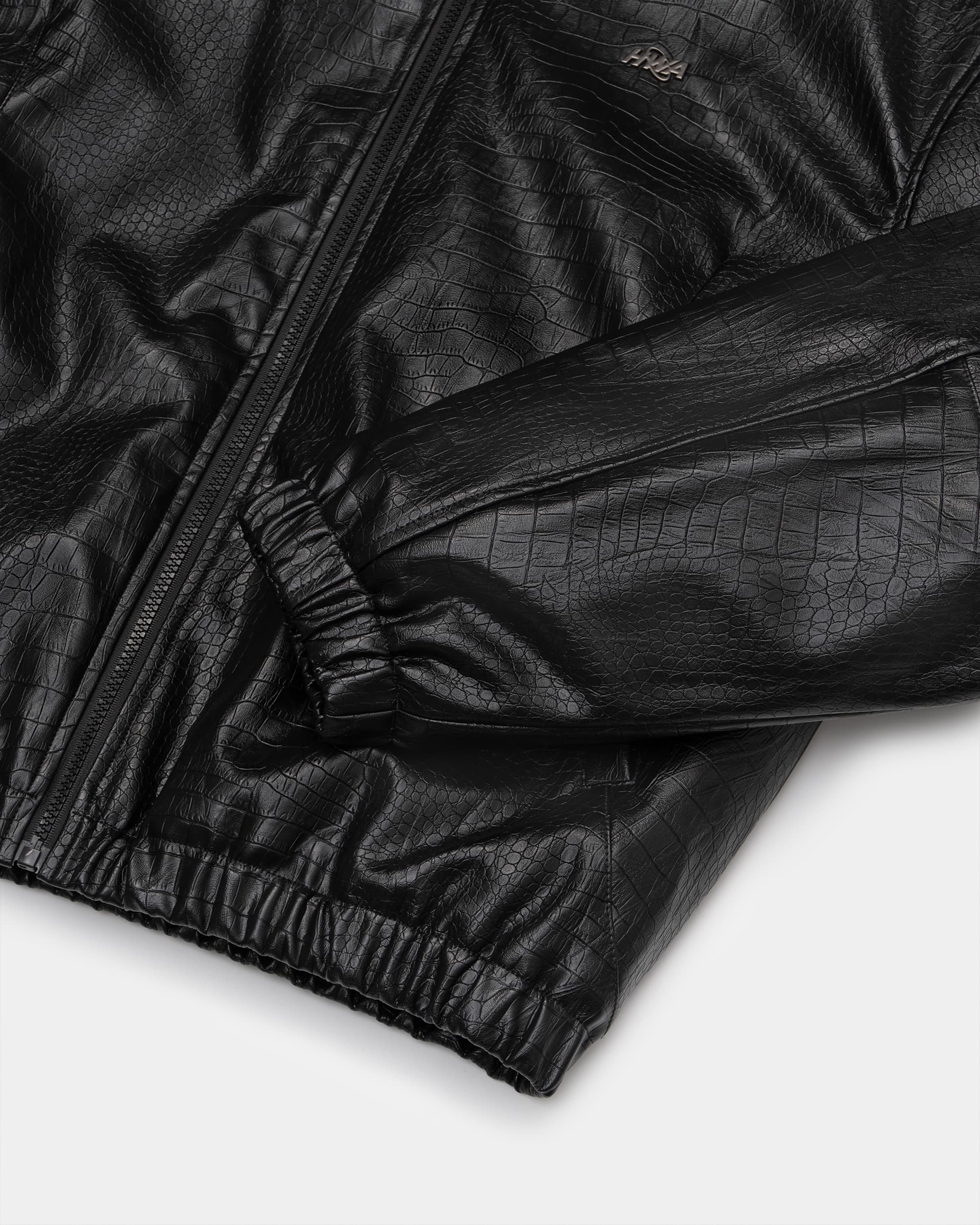 Blouson noir à capuche effet crocodile