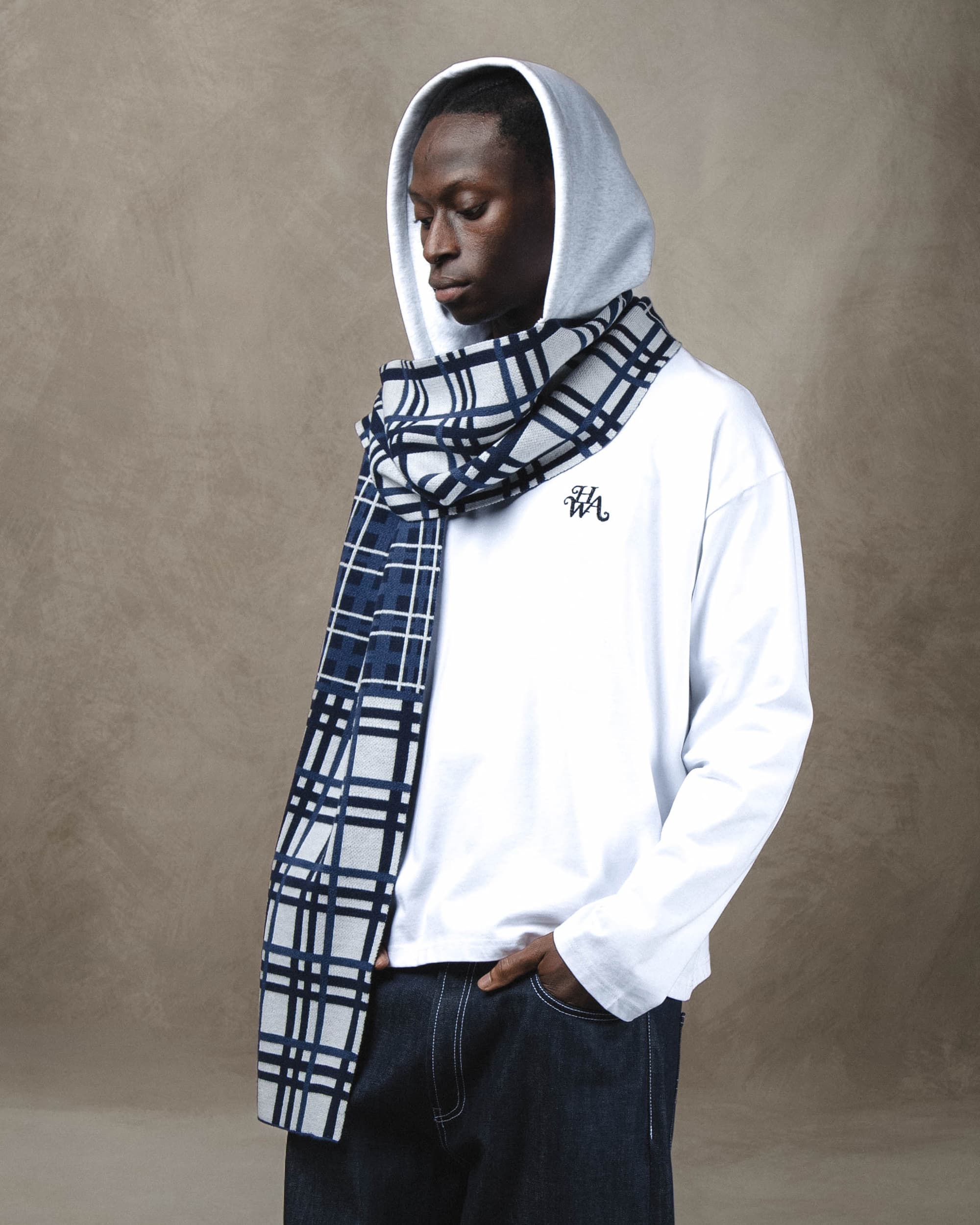 Écharpe capuche tartan bleu lifestyle porté