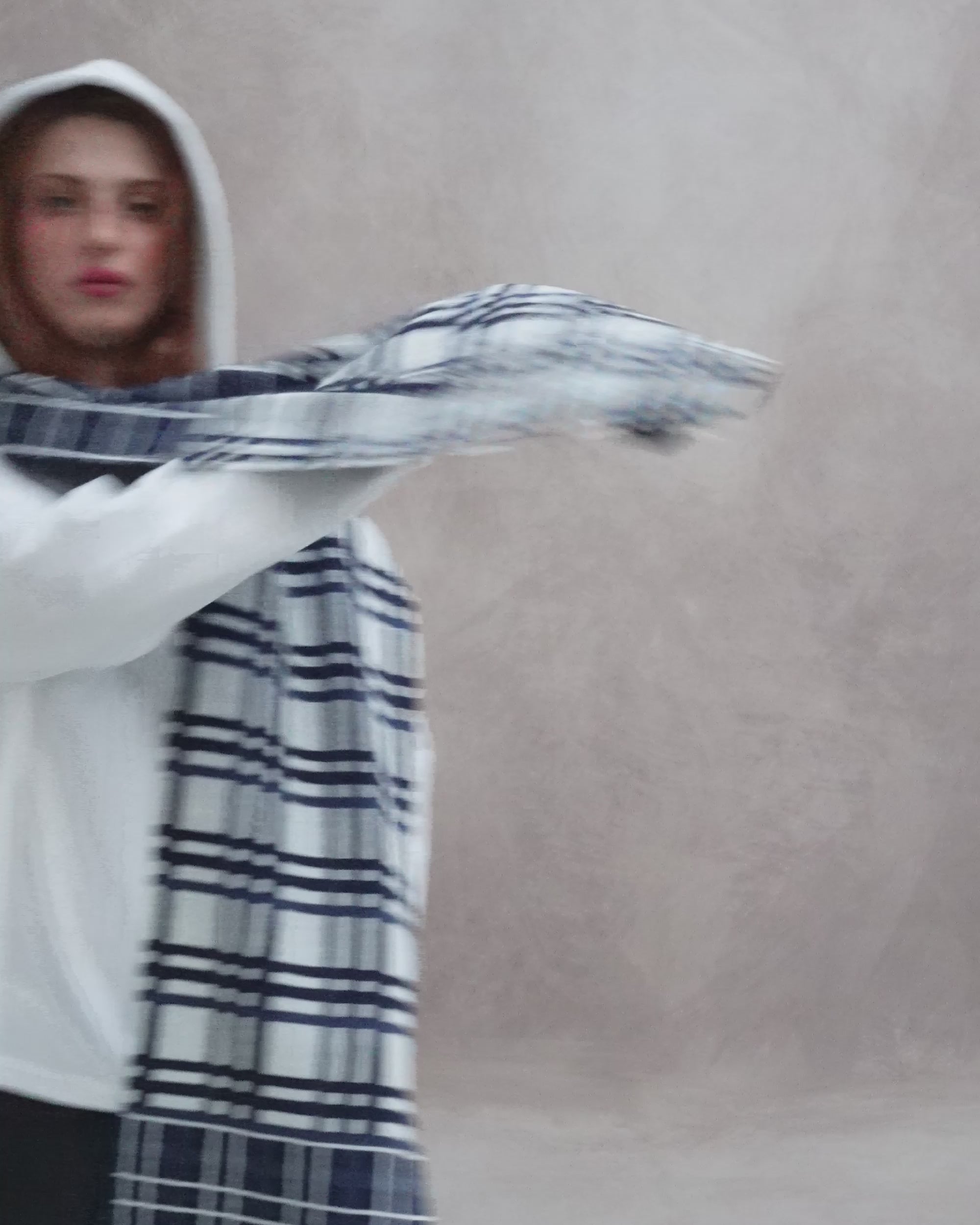 Écharpe capuche tartan bleu lifestyle porté vidéo